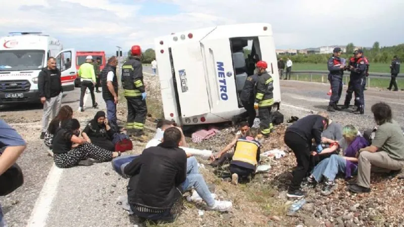 Otobüs Konya Yolunda Devrildi! 13 Yaralı