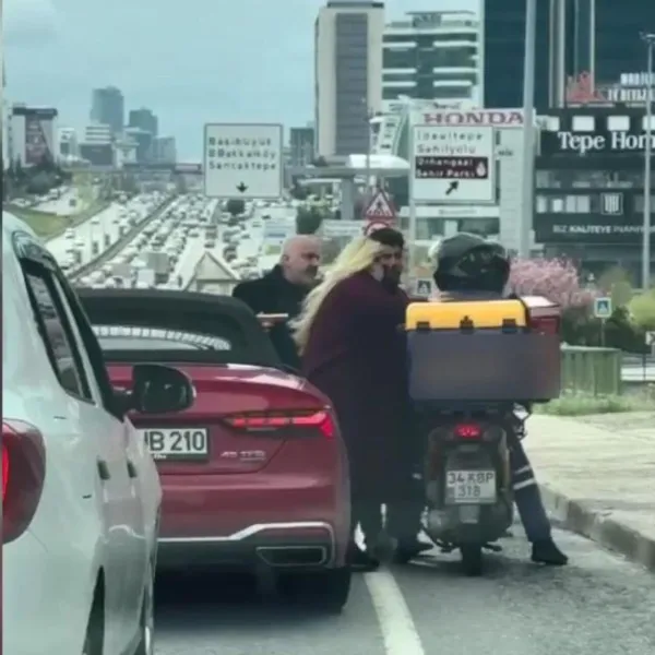 İstanbul'da Trafik Terörü! Motokuryeye Silah Çeken Sürücü Şoku!