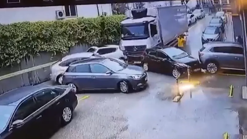İstanbul'da Kamyon Dehşeti! Yokuşta Park Halindeki Araçları Biçti!