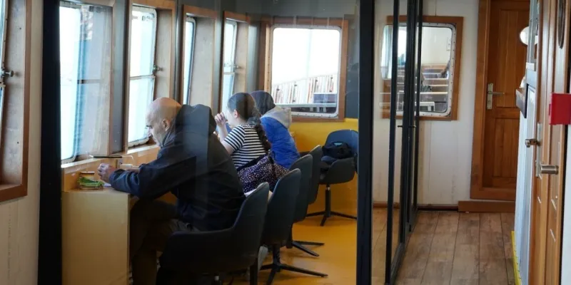 Öğrencilere ve çalışanlara deniz manzaralı ofis