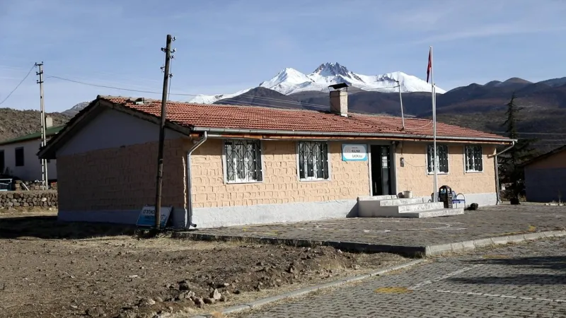 Öğrencileri için günde 150 kilometre yol gidiyorlar