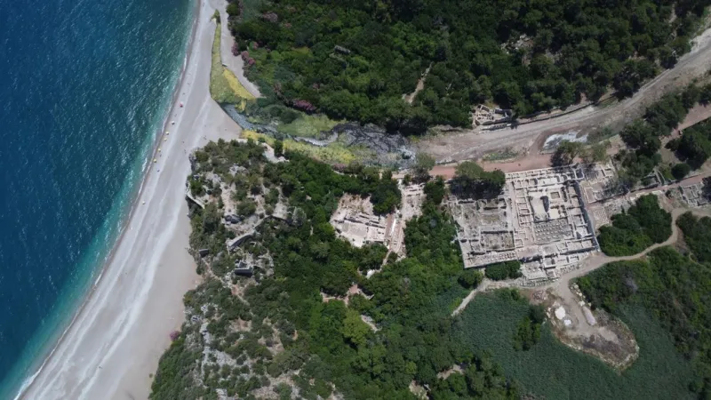 Olympos'ta, Roma dönemine ait kaya mezarları ziyaretçilere açıldı