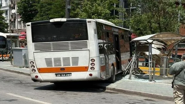 Eskişehir'de Otobüs Durağa Daldı! Olay Yerinden İlk Görüntüler