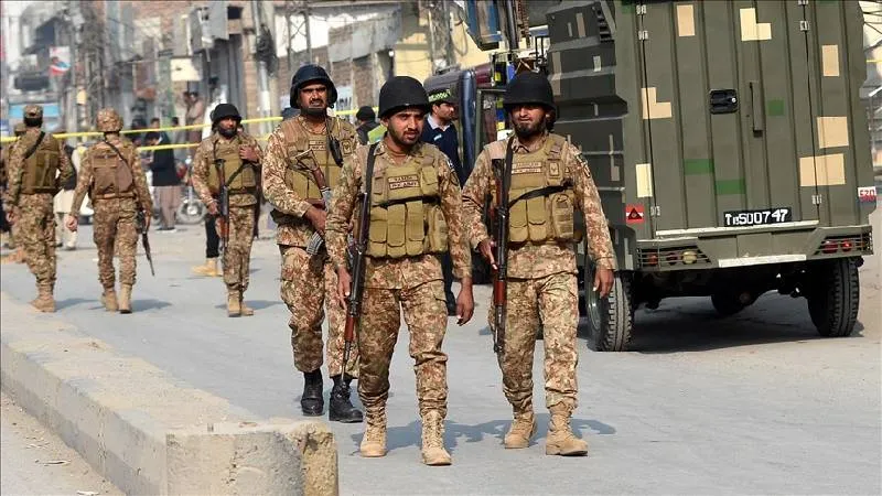 Pakistan'da bombalı saldırı: 13 asker öldü, 24 kişi yaralandı