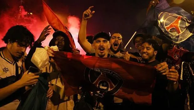 PSG'nin şampiyonluk kutlaması Fransa İçişleri Bakanı'nın tepkisini çekti: 'Barbarlar Paris sokaklarına çıktı'
