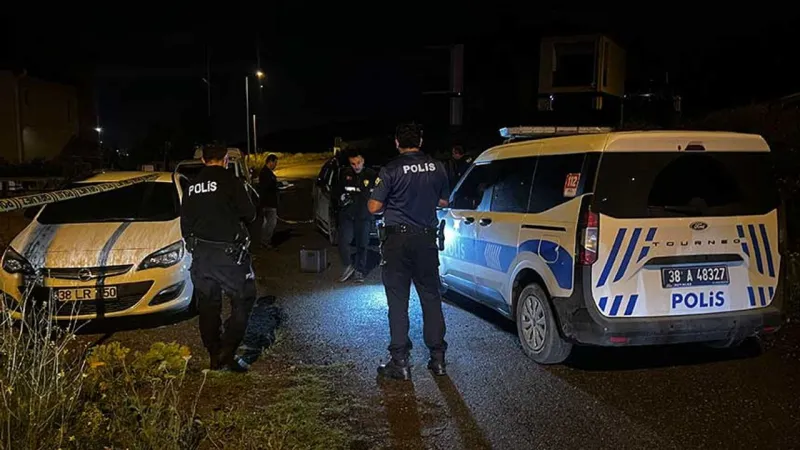 Sokakta tartıştığı 3 kişi gözünü kırpmadan vurdu