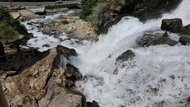 Van'da Saklı Cennet: Kanispi Şelalesi Ziyaretçi Akınına Uğruyor!