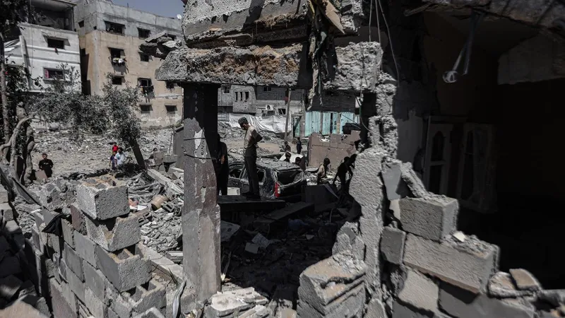 Soykırımcı İsrail'in abluka altındaki Gazze'de bir eve düzenlediği saldırıda 8 sivil hayatını kaybetti