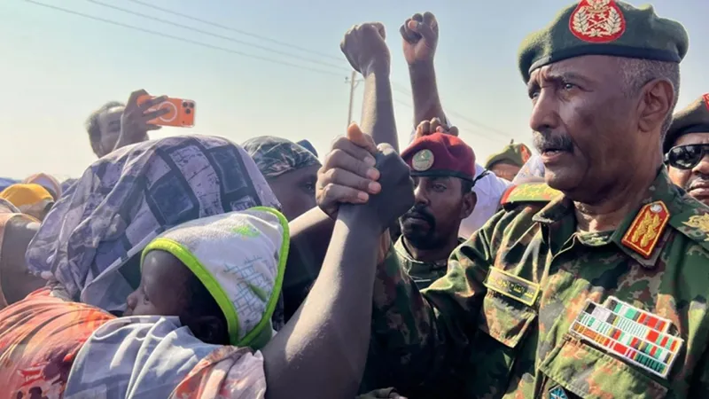 Sudan Başkanı Burhan'dan Faşir Ziyareti: Yerinden Edilenlere Destek!