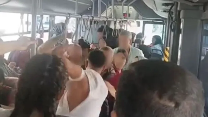 Taciz iddiası otobüsü karıştırdı, tekme tokat birbirlerine girdiler!