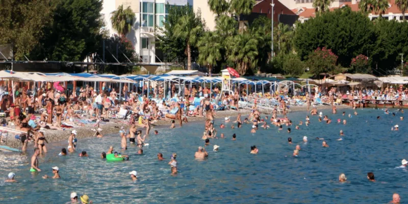 Kemer'de Bayram Coşkusu! Tatilciler Akın Akın Geliyor!