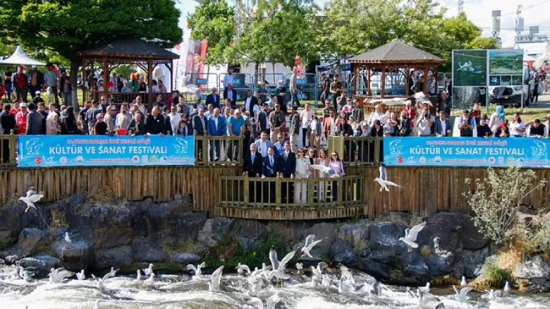 Van'da "İnci Kefali Festivali"ne 200 bini aşkın kişi katıldı